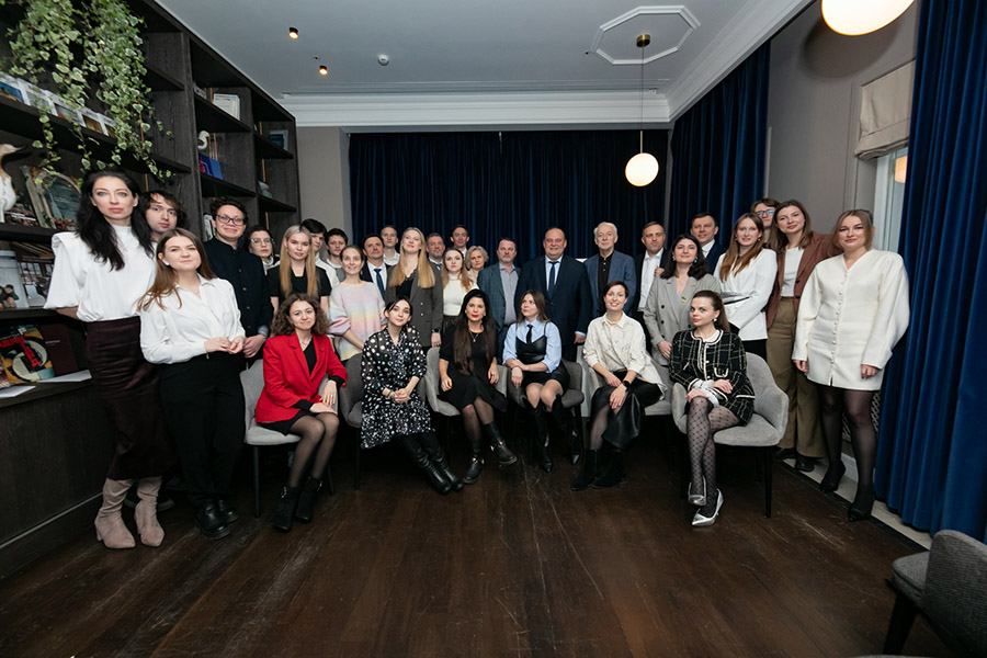 Деловая журналистика: первый выпуск слушателей совместной образовательной программы Финансового университета и «Коммерсанта»