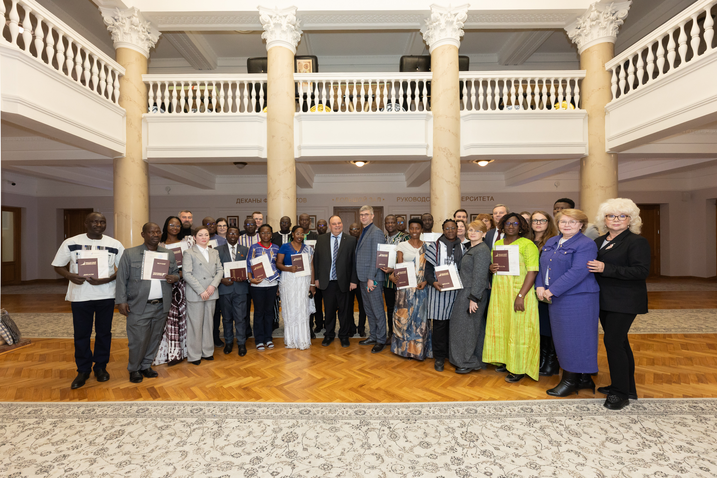 Дипломы о профессиональной переподготовке вручены слушателям из Бурунди и Буркина-Фасо в Финансовом университете