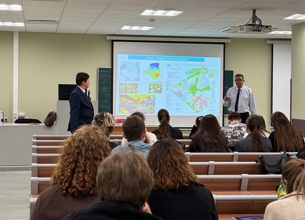 Лекция Алжирского профессора Бенгрины Мохамеда Хамзы