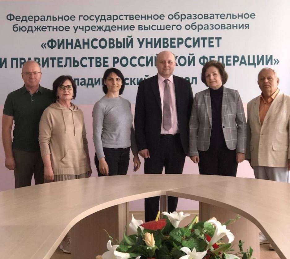 Ирина Иосифовна Климова, заведующий кафедрой Иностранных языков и межкультурной коммуникации Факультета международных экономических отношений спикер межкафедрального методического семинара «Преподавание иностранных языков в экономическом вузе». 