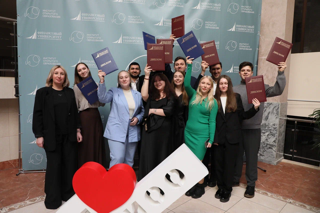 Торжественная церемония вручения дипломов бакалаврам