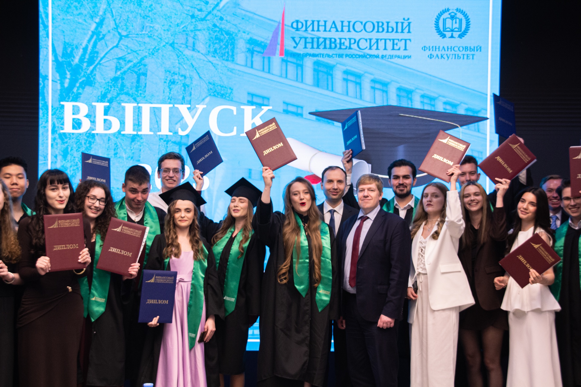 Первый шаг в профессиональную карьеру: вручение дипломов выпускникам Финансового факультета в стенах ВТБ