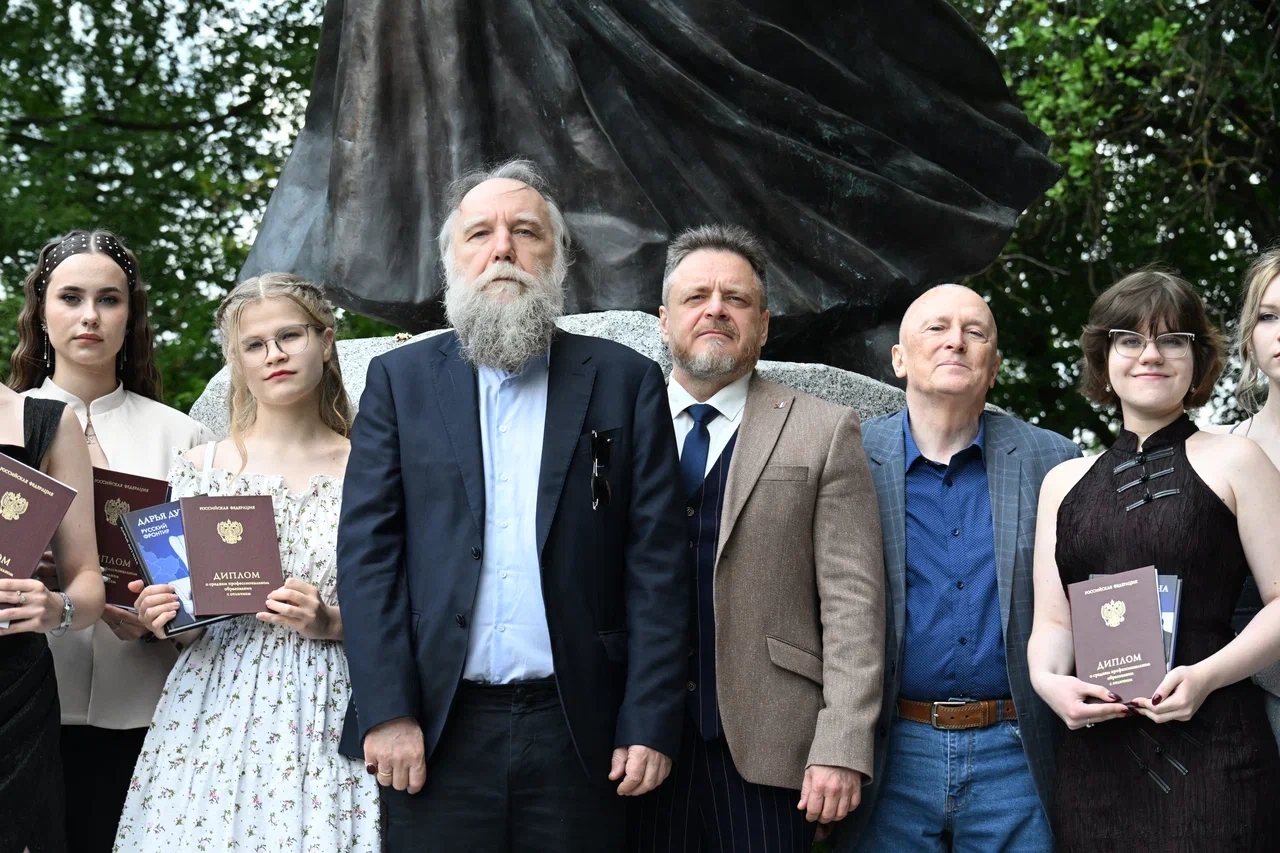 Александр Дугин: «Вы — часть великой русской цивилизации» Вручение дипломов у памятника Дарье Дугиной