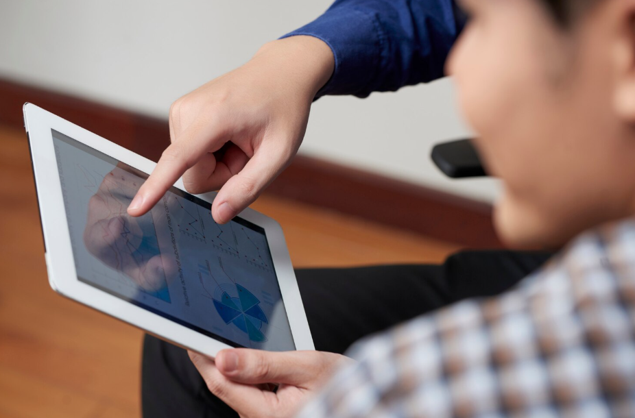 Постэкранная эпоха: Переход от плоскостных интерфейсов к нейроинтерактивным медиасистемам