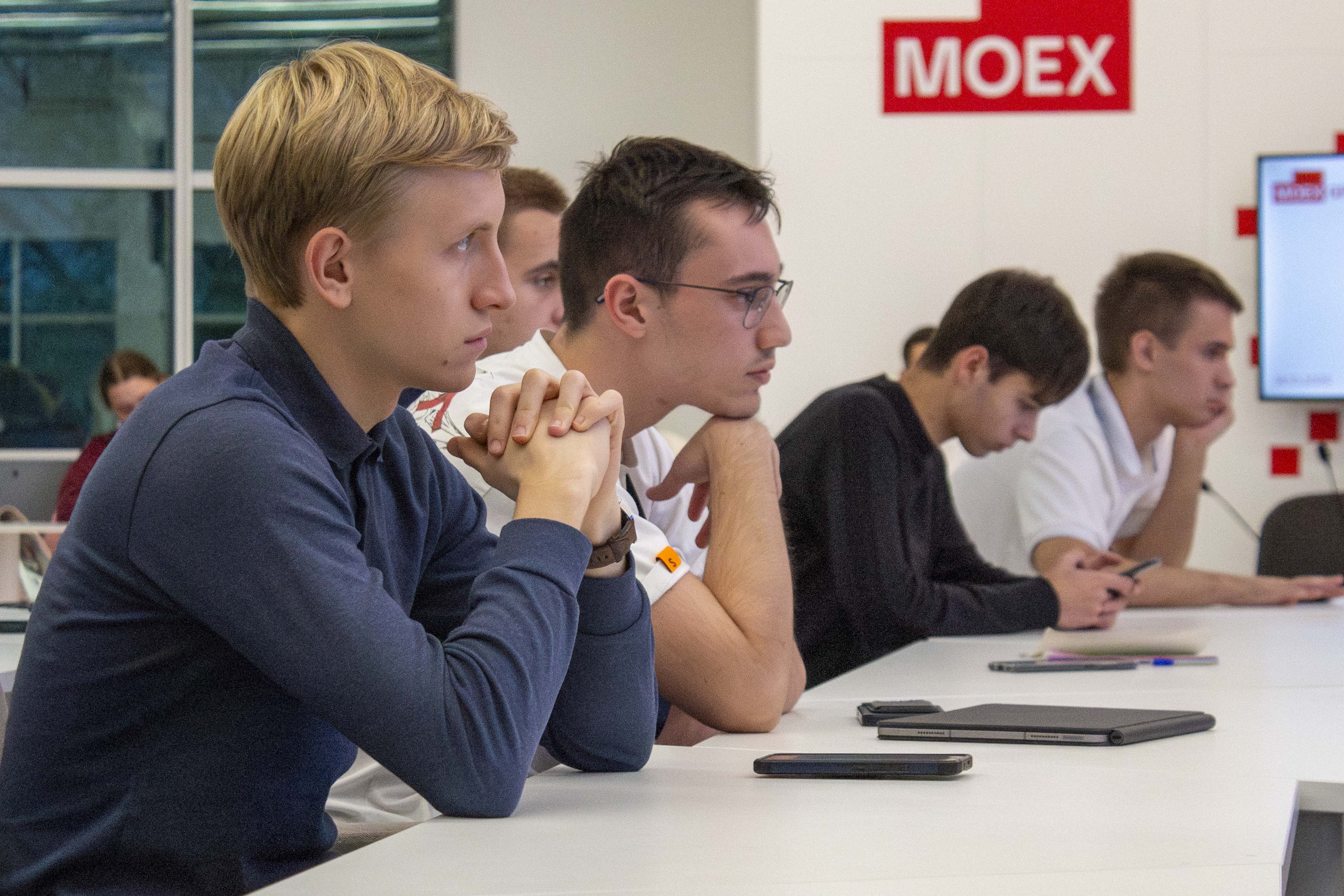 Будущее финансов уже наступило: в рамках Межвузовского инвестиционного клуба состоялась презентация нейросети для инвестиций FinGPT