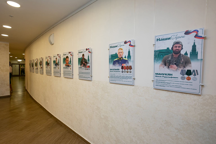 В Финансовом университете открылась выставка «Наши герои», посвященная студентам вуза — участникам СВО