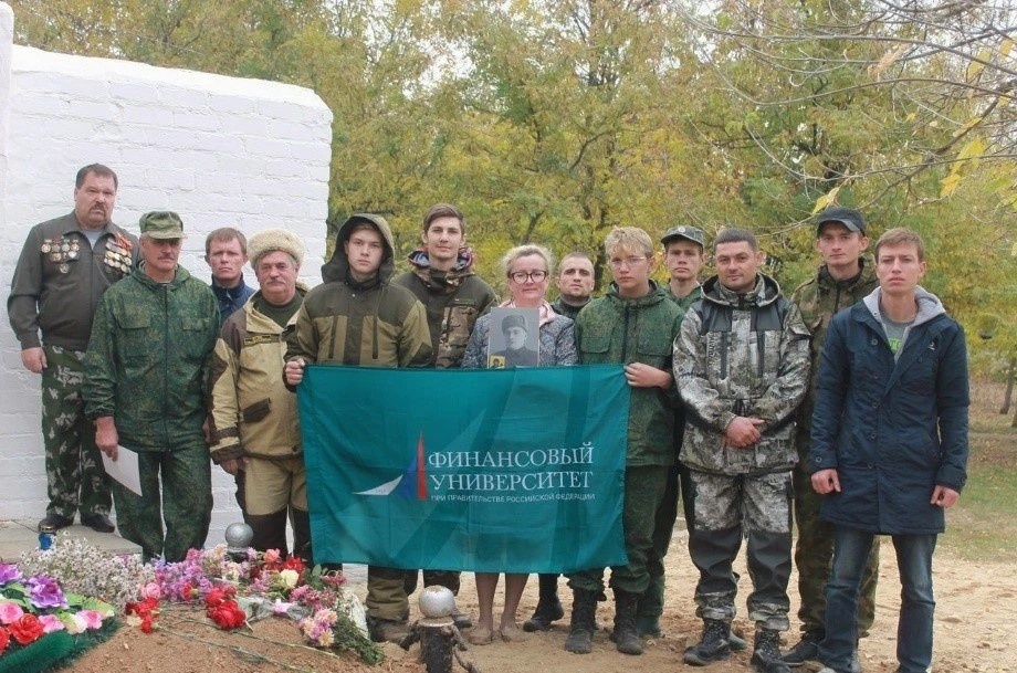 Поисковый отряд у мемориала