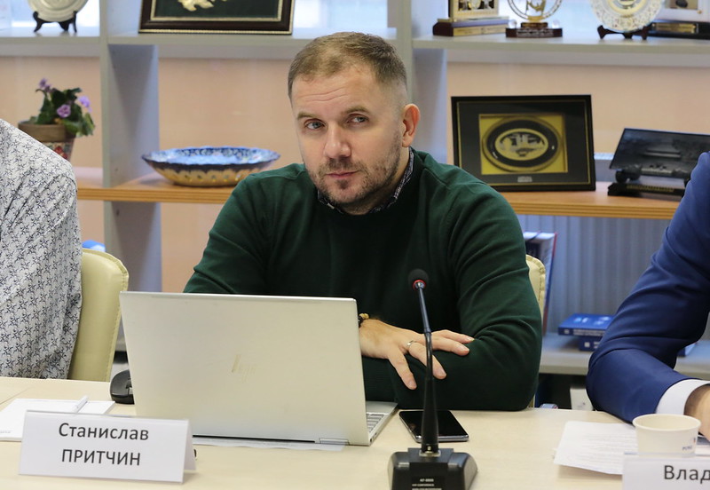 kruglie stol 23 002.jpg